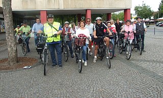 Bianca winkelmann und Olive rvogt führten zunächst die große Fahrradgruppe an, als sie vor dem Espelkamper Rathaus starteten. - Karsten Schulz Bianca winkelmann und Olive rvogt führten zunächst die große Fahrradgruppe an, als sie vor dem Espelkamper Rathaus starteten. - Karsten Schulz