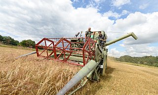 Claas hat seinen Umsatz im Geschäftsjahr 2017/18 um 3,4 Prozent auf den neuen Rekordwert von 3,88 Milliarden Euro gesteigert. - Claas Claas hat seinen Umsatz im Geschäftsjahr 2017/18 um 3,4 Prozent auf den neuen Rekordwert von 3,88 Milliarden Euro gesteigert. - Claas