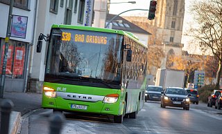 Mit einem Ticket vom Umland in die Stadt: Der Bus aus dem Kreis Höxter fährt bis nach Paderborn. Eine geplante ÖPNV-Umstrukturierung könnte das künftig ändern. - Niklas Tüns Mit einem Ticket vom Umland in die Stadt: Der Bus aus dem Kreis Höxter fährt bis nach Paderborn. Eine geplante ÖPNV-Umstrukturierung könnte das künftig ändern. - Niklas Tüns