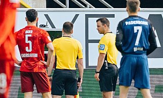 Schiedsrichter Wolfgang Haslberger (hinten r.) prüft mit einem seiner Assistenten am TV-Monitor, ob SCP-Stürmer Ilyas Ansah beim 3:0-Treffer von Filip Bilbija im Abseits gestanden hat. - Besim Mazhiqi Schiedsrichter Wolfgang Haslberger (hinten r.) prüft mit einem seiner Assistenten am TV-Monitor, ob SCP-Stürmer Ilyas Ansah beim 3:0-Treffer von Filip Bilbija im Abseits gestanden hat. - Besim Mazhiqi