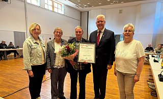 Gratulierten Brigitte Kersting (Mitte) zur Ehrennadel in Gold mit Diamant: (v. l.) Ursula Schormann, Brigitte Michaelis (beide stellvertetende Bürgermeisterin), Bürgermeister Werner Peitz sowie Anita Papenheinrich (stellvertretende Bürgermeisterin). - Stadt Delbrück Gratulierten Brigitte Kersting (Mitte) zur Ehrennadel in Gold mit Diamant: (v. l.) Ursula Schormann, Brigitte Michaelis (beide stellvertetende Bürgermeisterin), Bürgermeister Werner Peitz sowie Anita Papenheinrich (stellvertretende Bürgermeisterin). - Stadt Delbrück