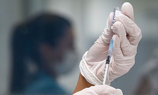 Eine medizinische Mitarbeiterin zieht in einem Impfzentrum eine Dosis des Impfstoffes von Biontech/Pfizer auf. - Foto: Marijan Murat/dpa Eine medizinische Mitarbeiterin zieht in einem Impfzentrum eine Dosis des Impfstoffes von Biontech/Pfizer auf. - Foto: Marijan Murat/dpa