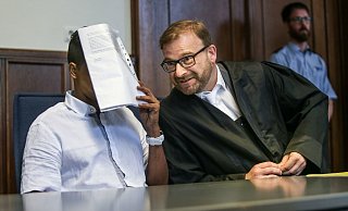 Der Bielefelder Strafvertreidiger Martin Mauntel (r.) kämpft aktuell vor dem Landgericht Dortmund um einen Freispruch für einen mutmaßlichen Seepiraten (41) aus Somalia. - Verwendung weltweit Der Bielefelder Strafvertreidiger Martin Mauntel (r.) kämpft aktuell vor dem Landgericht Dortmund um einen Freispruch für einen mutmaßlichen Seepiraten (41) aus Somalia. - Verwendung weltweit