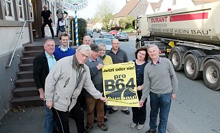 Vertreter der Bürgerinitiative Pro B 64 fordern seit Jahren den Bau der neuen Bundesstraße, um die Ortschaften Godelheim und Ottbergen vom Durchgangsverkehr zu entlasten. - Burkhard Battran Vertreter der Bürgerinitiative Pro B 64 fordern seit Jahren den Bau der neuen Bundesstraße, um die Ortschaften Godelheim und Ottbergen vom Durchgangsverkehr zu entlasten. - Burkhard Battran