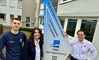 In der Flugschule von Michael Gross (r.) am Flughafen Paderborn/Lippstadt wird ausgebildet. Im Einsatz sind auch Vize-Geschäftsführerin Ruth Damann und Nico Schlüter (Operations und Marketing).. - Jens Reddeker In der Flugschule von Michael Gross (r.) am Flughafen Paderborn/Lippstadt wird ausgebildet. Im Einsatz sind auch Vize-Geschäftsführerin Ruth Damann und Nico Schlüter (Operations und Marketing).. - Jens Reddeker