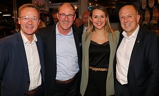 Für Paderborns Bürgermeisterkandidat Stefan-Oliver Strate geht es in die Stichwahl gegen Ralf Wolters (Grüne). Hier freut er sich mit Staatssekretär Daniel Sieveke (v. l.), CDU-Kreisvorsitzender Corinna Rotte über die Wiederwahl von Landrat Christoph Rüther. - Holger Kosbab Für Paderborns Bürgermeisterkandidat Stefan-Oliver Strate geht es in die Stichwahl gegen Ralf Wolters (Grüne). Hier freut er sich mit Staatssekretär Daniel Sieveke (v. l.), CDU-Kreisvorsitzender Corinna Rotte über die Wiederwahl von Landrat Christoph Rüther. - Holger Kosbab