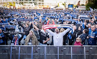 Am Freitag kamen tausende Arminia-Fans auf den Alexanderplatz, um ihre Arminia zu feiern. - Barbara Franke Am Freitag kamen tausende Arminia-Fans auf den Alexanderplatz, um ihre Arminia zu feiern. - Barbara Franke