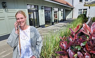 Hier gibt es in Kürze am Harms-Markt Außengastronomie: Projektleiterin Sarah Seebode sitzt an der Ecke zum Biergarten des Brauhauses. - Barbara Franke Hier gibt es in Kürze am Harms-Markt Außengastronomie: Projektleiterin Sarah Seebode sitzt an der Ecke zum Biergarten des Brauhauses. - Barbara Franke