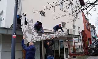 Das Schild der Arminius-Apotheke schmückt künftig die Veranstaltungen der Schützen aus der Bauernecke. - BSV Das Schild der Arminius-Apotheke schmückt künftig die Veranstaltungen der Schützen aus der Bauernecke. - BSV