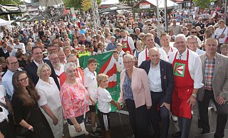 Bei der offiziellen Eröffnung des Katharinenmarktes in Delbrück ist es bereits proppevoll. Bürgermeister Werner Peitz (2. v. r.) und Landrat Christoph Rüther (l. neben ihm) sowie viele Vertreterinnen und Vertreter aus Politik, Kirche und Verwaltung sowie der Festausschuss sind dabei. - Uwe Müller Bei der offiziellen Eröffnung des Katharinenmarktes in Delbrück ist es bereits proppevoll. Bürgermeister Werner Peitz (2. v. r.) und Landrat Christoph Rüther (l. neben ihm) sowie viele Vertreterinnen und Vertreter aus Politik, Kirche und Verwaltung sowie der Festausschuss sind dabei. - Uwe Müller