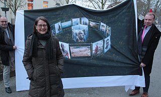 Die weltweit agierende Foto-Künstlerin Barbara Dombrowski wird ab Juni in Bad Lippspringes Fußgängerzone und im Arminiuspark ausstellen. Matthias Hack (l.) vom Kulturfonds und Bürgermeister Ulrich Lange präsentieren eine ihrer Installationen. - Uwe Müller Die weltweit agierende Foto-Künstlerin Barbara Dombrowski wird ab Juni in Bad Lippspringes Fußgängerzone und im Arminiuspark ausstellen. Matthias Hack (l.) vom Kulturfonds und Bürgermeister Ulrich Lange präsentieren eine ihrer Installationen. - Uwe Müller