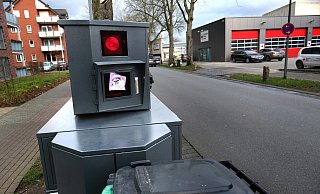 Unfug mit Blitzern zu treiben, ist keine gute Idee, denn das könnte durchaus eine Strafe nach sich ziehen. Der Blitzer der Stadt Gütersloh weilt aktuell an der Kaiserstraße. - Andreas Frücht Unfug mit Blitzern zu treiben, ist keine gute Idee, denn das könnte durchaus eine Strafe nach sich ziehen. Der Blitzer der Stadt Gütersloh weilt aktuell an der Kaiserstraße. - Andreas Frücht
