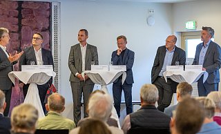 Hubert Böddeker (l.) moderierte die Veranstaltung mit den Paderborner Bürgermeisterkandidaten Stephan Hoppe (2.v.l., Für Paderborn), Roger Voigtländer (5.v.l., SPD) und Frank Wolters (6.v.l., Bündnis 90/Die Grünen). Sascha Pöppe (3.v.l., FDP) und Daniel Sieveke (4.v.l., CDU) vertreten die Kandidaten ihrer Parteien. - Niklas Tüns Hubert Böddeker (l.) moderierte die Veranstaltung mit den Paderborner Bürgermeisterkandidaten Stephan Hoppe (2.v.l., Für Paderborn), Roger Voigtländer (5.v.l., SPD) und Frank Wolters (6.v.l., Bündnis 90/Die Grünen). Sascha Pöppe (3.v.l., FDP) und Daniel Sieveke (4.v.l., CDU) vertreten die Kandidaten ihrer Parteien. - Niklas Tüns
