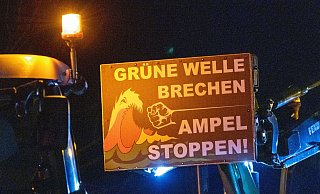Plakat mit der Aufschrift «Grüne Welle brechen - Ampel stoppen» während eines Bauernprotestes. - Stefan Sauer/dpa Plakat mit der Aufschrift «Grüne Welle brechen - Ampel stoppen» während eines Bauernprotestes. - Stefan Sauer/dpa
