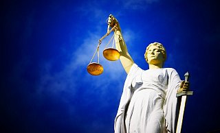 Die Angeklagten sollen einen 22-Jährigen erst zusammengeschlagen haben, um ihn dann mit einem Klebeband an einen Stuhl zu fesseln und weiter körperlich zu malträtieren. - Pixabay (Symbolfoto) Die Angeklagten sollen einen 22-Jährigen erst zusammengeschlagen haben, um ihn dann mit einem Klebeband an einen Stuhl zu fesseln und weiter körperlich zu malträtieren. - Pixabay (Symbolfoto)