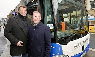 Bielefelds Mobilitätsdezernent Martin Adamski und der Engeraner Bürgermeister Thomas Meyer (v. l.) stellten das neue Angebot vor. Nur 39 Minuten dauert die komplette Fahrt von Endstation zu Endstation. - Peter Unger Bielefelds Mobilitätsdezernent Martin Adamski und der Engeraner Bürgermeister Thomas Meyer (v. l.) stellten das neue Angebot vor. Nur 39 Minuten dauert die komplette Fahrt von Endstation zu Endstation. - Peter Unger