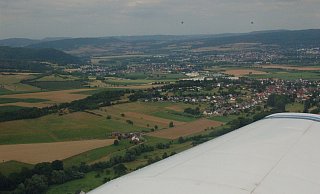 Rundflug mit der Piper PA 28 Archer III: Der Blick aus rund 600 Metern Höhe zeigt Albaxen und im Hintergrund Stahle und Holzminden. - Mathias Brüggemann Rundflug mit der Piper PA 28 Archer III: Der Blick aus rund 600 Metern Höhe zeigt Albaxen und im Hintergrund Stahle und Holzminden. - Mathias Brüggemann