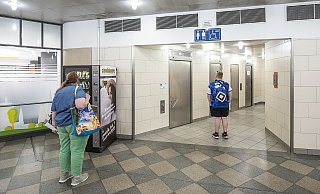 An den U-Bahn-Stationen Jahnplatz (Foto) und Rudolf-Oetker-Halle sind die öffentlichen Toiletten täglich bis ein Uhr nachts geöffnet. Wenn sie nicht gerade beschädigt sind. - Dieckmann-Fotodesign l Bielefeld An den U-Bahn-Stationen Jahnplatz (Foto) und Rudolf-Oetker-Halle sind die öffentlichen Toiletten täglich bis ein Uhr nachts geöffnet. Wenn sie nicht gerade beschädigt sind. - Dieckmann-Fotodesign l Bielefeld