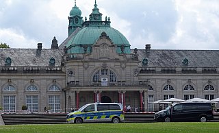 Der 20-jährige Philipos Tsanis wurde vor dem Kaiserpalais im Kurpark attackiert und so schwer verletzt, dass er zwei Tage nach der Tat starb. Zunächst fahndete die Polizei nach einer zehnköpfigen Gruppe, die aus Migranten bestehen sollte. - Thorsten Gödecker Der 20-jährige Philipos Tsanis wurde vor dem Kaiserpalais im Kurpark attackiert und so schwer verletzt, dass er zwei Tage nach der Tat starb. Zunächst fahndete die Polizei nach einer zehnköpfigen Gruppe, die aus Migranten bestehen sollte. - Thorsten Gödecker