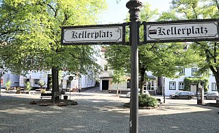 Der Beverunger Kellerplatz mit Blick auf die Weserstraße. Beide Bereiche sollen komplett umgebaut werden – inklusive Einbahnstraßenregelung. - Simone Flörke Der Beverunger Kellerplatz mit Blick auf die Weserstraße. Beide Bereiche sollen komplett umgebaut werden – inklusive Einbahnstraßenregelung. - Simone Flörke