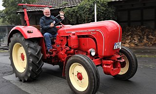 Gut gelaunt sitzt Michael Kohlschein auf dem schicken Porsche-Trecker. - Simone Flörke Gut gelaunt sitzt Michael Kohlschein auf dem schicken Porsche-Trecker. - Simone Flörke
