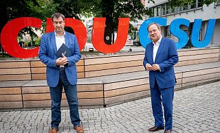 CDU-Kanzlerkandidat Armin Laschet (r) und CSU-Chef Markus Söder geben vor der gemeinsamen Präsidiumssitzung ihrer Parteien ein Pressestatement. - Foto: Kay Nietfeld/dpa CDU-Kanzlerkandidat Armin Laschet (r) und CSU-Chef Markus Söder geben vor der gemeinsamen Präsidiumssitzung ihrer Parteien ein Pressestatement. - Foto: Kay Nietfeld/dpa