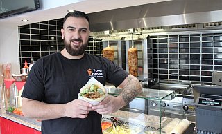 Mehmet Akgüc (26) ist von Hamburg nach Bünde gezogen, um hier seinen Schnellimbiss "Food House" zu eröffnen. - Anastasia von Fugler Mehmet Akgüc (26) ist von Hamburg nach Bünde gezogen, um hier seinen Schnellimbiss "Food House" zu eröffnen. - Anastasia von Fugler