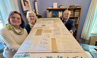 Eine Auswahl aus dem analogen Zettelkasten des Wilhelm Finke zeigt diese Tafel. Peter Frielingsdorf (r.) hat den Nachlass aufgearbeitet. Darüber sind auch seine Heimatvereinsmitstreiterinnen Christiane Rensing (l.) und Christina Wilmes froh. - Jens Reddeker Eine Auswahl aus dem analogen Zettelkasten des Wilhelm Finke zeigt diese Tafel. Peter Frielingsdorf (r.) hat den Nachlass aufgearbeitet. Darüber sind auch seine Heimatvereinsmitstreiterinnen Christiane Rensing (l.) und Christina Wilmes froh. - Jens Reddeker
