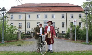 Dieter Obermeyer (l.) ist für den Tweed-Ride gewappnet, Dieter Büssing steht im Fantasie-Gewand des Wasserschloss-Erbauers Johann Friedrich von Weißenfels bereit. - Ulf Hanke Dieter Obermeyer (l.) ist für den Tweed-Ride gewappnet, Dieter Büssing steht im Fantasie-Gewand des Wasserschloss-Erbauers Johann Friedrich von Weißenfels bereit. - Ulf Hanke