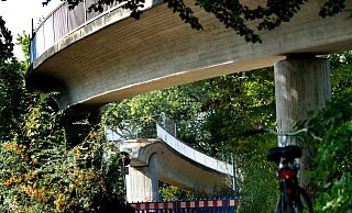 Die Reste der Brücke über die B 61 sollen im November oder Dezember verschwinden. Bald darauf beginnen die Arbeiten für das neue Bauwerk, auf das nun schon über zwei Jahre lang gewartet wird. - Andreas Frücht Die Reste der Brücke über die B 61 sollen im November oder Dezember verschwinden. Bald darauf beginnen die Arbeiten für das neue Bauwerk, auf das nun schon über zwei Jahre lang gewartet wird. - Andreas Frücht