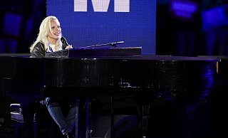 Lady Gaga performt vor ikonischer Kulisse «God bless America» am Klavier. - Matt Slocum/AP/dpa Lady Gaga performt vor ikonischer Kulisse «God bless America» am Klavier. - Matt Slocum/AP/dpa