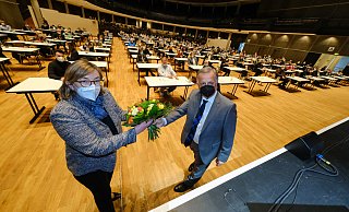 Glückwunsch: Andreas Rüther gratuliert Angelika Westerwelle. Sie ist die Kandidatin der CDU für den Bundestag. - Foto: Andreas Zobe/NW Glückwunsch: Andreas Rüther gratuliert Angelika Westerwelle. Sie ist die Kandidatin der CDU für den Bundestag. - Foto: Andreas Zobe/NW