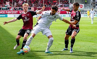 Bislang kam Kemal Ademi (M.), hier gegen die Clubberer Mats Möller Daehli (l.) und Erik Wekesser, nur zu einem Kurzeinsatz gegen Nürnberg. In Paderborn ist Sandhausens Stürmer nun mindestens ein heißer Joker-Kandidat. - picture alliance Bislang kam Kemal Ademi (M.), hier gegen die Clubberer Mats Möller Daehli (l.) und Erik Wekesser, nur zu einem Kurzeinsatz gegen Nürnberg. In Paderborn ist Sandhausens Stürmer nun mindestens ein heißer Joker-Kandidat. - picture alliance