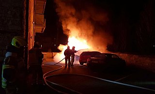 Die Feuerwehr beim Löscheinsatz nach Brandstiftung an Autos auf dem Hinterhof an der Spitalmauer. - Polizei Paderborn Die Feuerwehr beim Löscheinsatz nach Brandstiftung an Autos auf dem Hinterhof an der Spitalmauer. - Polizei Paderborn