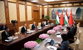 Vor seiner Ankunft in China war Ungarns Ministerpräsident Viktor Orban in Russland und der Ukraine zu Gesprächen über den laufenden Krieg. - Vivien Cher Benko/Ungarisches Presseamt des Premierministers/MTI via AP/dpa Vor seiner Ankunft in China war Ungarns Ministerpräsident Viktor Orban in Russland und der Ukraine zu Gesprächen über den laufenden Krieg. - Vivien Cher Benko/Ungarisches Presseamt des Premierministers/MTI via AP/dpa