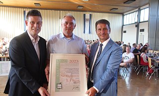 Der Bad Driburger Beigeordnete Michael Scholle (v. l.) der Neuenheerser Bezirksausschussvorsitzenden Thomas Arens und Landrat Michael Stickeln freuen sich über den Sieg Neuenheerses. - Burkhard Battran Der Bad Driburger Beigeordnete Michael Scholle (v. l.) der Neuenheerser Bezirksausschussvorsitzenden Thomas Arens und Landrat Michael Stickeln freuen sich über den Sieg Neuenheerses. - Burkhard Battran