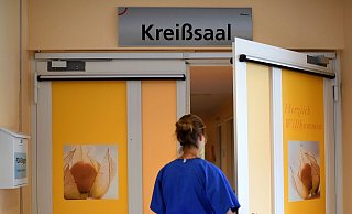 Durch den Hebammen-Mangel drohen Auswirkungen auf den Kreißsaal-Betrieb. - picture alliance / dpa (Symbolbild) Durch den Hebammen-Mangel drohen Auswirkungen auf den Kreißsaal-Betrieb. - picture alliance / dpa (Symbolbild)