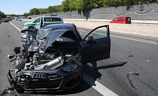 Bei dem Unfall erlitt der Audi-Fahrer Verletzungen und ein Rettungswagen brachte ihn ins Krankenhaus. - Polizei Bielefeld Bei dem Unfall erlitt der Audi-Fahrer Verletzungen und ein Rettungswagen brachte ihn ins Krankenhaus. - Polizei Bielefeld