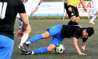 Gerät ins Straucheln: Selim Kürümüs vom FC Bad Oeynhausen. - Jürgen Krüger Gerät ins Straucheln: Selim Kürümüs vom FC Bad Oeynhausen. - Jürgen Krüger
