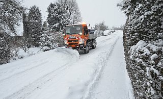 Ein Räumfahrzeug des Bauhofes in Willebadessen müht sich, die Schneemassen auf den Straßen der Ortschaft am Rande der Egge beiseite zu schieben. - Stefan Köneke Ein Räumfahrzeug des Bauhofes in Willebadessen müht sich, die Schneemassen auf den Straßen der Ortschaft am Rande der Egge beiseite zu schieben. - Stefan Köneke