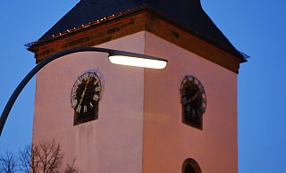 Die alten Peitschenlaternen an der Kaunitzer Ortsdurchfahrt sollen durch moderne Straßenleuchten ersetzt werden. Diese bieten dann auch einen Dauerstromanschluss für die geplante Weihnachtsbeleuchtung und für WLAN-Access-Points. - Roland Thöring Die alten Peitschenlaternen an der Kaunitzer Ortsdurchfahrt sollen durch moderne Straßenleuchten ersetzt werden. Diese bieten dann auch einen Dauerstromanschluss für die geplante Weihnachtsbeleuchtung und für WLAN-Access-Points. - Roland Thöring
