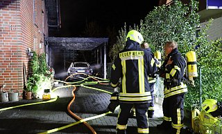 Auto und Carport brannten in der Nacht zu Sonntag vollständig aus. - Nicole Sielermann Auto und Carport brannten in der Nacht zu Sonntag vollständig aus. - Nicole Sielermann