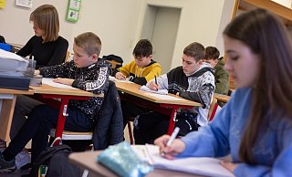 Drei Mal in der Woche nachmittags findet in der Paderborner Südstadt-Realschule ein Sprachkurs für die jungen Ukrainerinnen und Ukrainer statt. - Niklas Tüns Drei Mal in der Woche nachmittags findet in der Paderborner Südstadt-Realschule ein Sprachkurs für die jungen Ukrainerinnen und Ukrainer statt. - Niklas Tüns