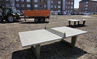 Tischtennisplatten hat die Stadt auf einem dafür abgeernteten Acker am Zollhausweg aufstellen lassen. Um die Fläche wird der eingezäunte Bereich jetzt erweitert. Weitere Spielgeräte sollen folgen. - Roland Thöring Tischtennisplatten hat die Stadt auf einem dafür abgeernteten Acker am Zollhausweg aufstellen lassen. Um die Fläche wird der eingezäunte Bereich jetzt erweitert. Weitere Spielgeräte sollen folgen. - Roland Thöring