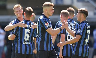 SCP-Stürmer Felix Platte (M.) klatscht nach dem 5:0-Heimsieg gegen den KSC mit seinem Teamkollegen Marcel Hoffmeier (r.) ab. - picture alliance SCP-Stürmer Felix Platte (M.) klatscht nach dem 5:0-Heimsieg gegen den KSC mit seinem Teamkollegen Marcel Hoffmeier (r.) ab. - picture alliance