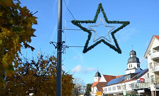 Weihnachtsbeleuchtung mit grünem Rand: Am Mittwoch wurden in Stukenbrock die ersten neuen Sterne angebracht. - Stadt SHS Weihnachtsbeleuchtung mit grünem Rand: Am Mittwoch wurden in Stukenbrock die ersten neuen Sterne angebracht. - Stadt SHS