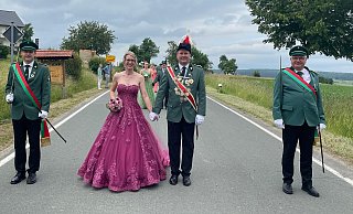 In der eleganten Königinnenrobe zog Judith Thöne an der Seite ihres Königs Marius Thöne beim Festumzug in Altenheerse alle Blicke auf sich. - Sophia Bruch In der eleganten Königinnenrobe zog Judith Thöne an der Seite ihres Königs Marius Thöne beim Festumzug in Altenheerse alle Blicke auf sich. - Sophia Bruch