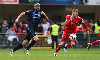 Klaus Gjasula (l.), der sich hier ein Laufduell mit HSV-Akteur Aaron Hunt liefert, wird ab sofort ebenfalls das Hamburger Trikot tragen. - picture alliance Klaus Gjasula (l.), der sich hier ein Laufduell mit HSV-Akteur Aaron Hunt liefert, wird ab sofort ebenfalls das Hamburger Trikot tragen. - picture alliance