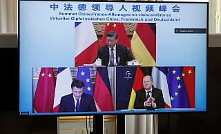 Emmanuel Macron (unten,l.), Olaf Scholz (unten,r.) und Xi Jinping während der Videokonferenz. - Foto: Benoit Tessier/Reuters/AP/dpa Emmanuel Macron (unten,l.), Olaf Scholz (unten,r.) und Xi Jinping während der Videokonferenz. - Foto: Benoit Tessier/Reuters/AP/dpa