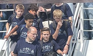 Mit der Fähre auf die Insel: Schüler und Lehrer trugen jetzt bei ihrem besonderen Ausflug extra für das Jubiläum kreierte T-Shirts. - Hans-Joachim Nolting Mit der Fähre auf die Insel: Schüler und Lehrer trugen jetzt bei ihrem besonderen Ausflug extra für das Jubiläum kreierte T-Shirts. - Hans-Joachim Nolting